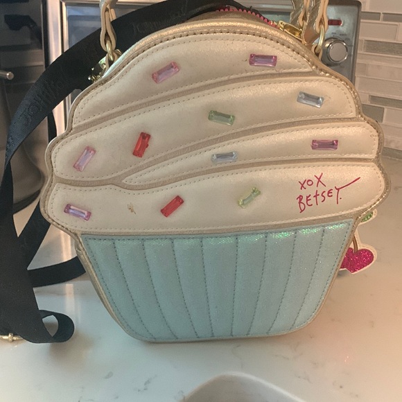 Betsey Johnson cupcake lunch box - Picture 1 of 4